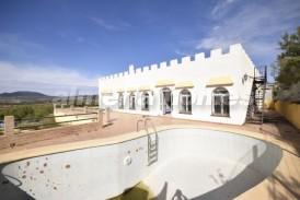 Villa Paquita: Villa en venta en Oria, Almeria